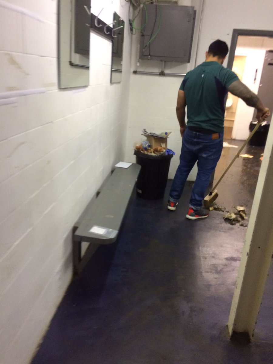 stevemiddy1865's tweet image. Total respect for Manu Tuilagi today. Last man left in @LeicesterTigers dressing room today, swept it clean and placed all rubbish in the bins. Even congratulated @bathrugby on our win! #unseenhero