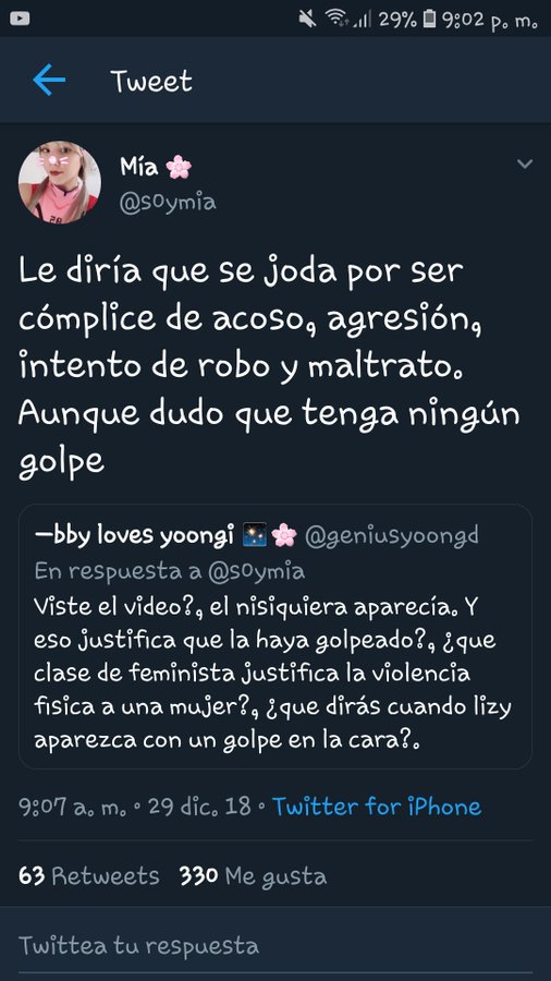 B1xing's tweet photo. @MIAREsproject Y esta la clase que mueves tú. Lo señalado es la mano del padre tuyo, si su mano fuera directamente al teléfono de Lizy se vería al menos su muñeca o sus dedos pero ahí lo que se ve es el antebrazo.
(La otra chica también estaba grabando y decidió atacar a Lizy jo) https://t.co/QYhbvSJfic