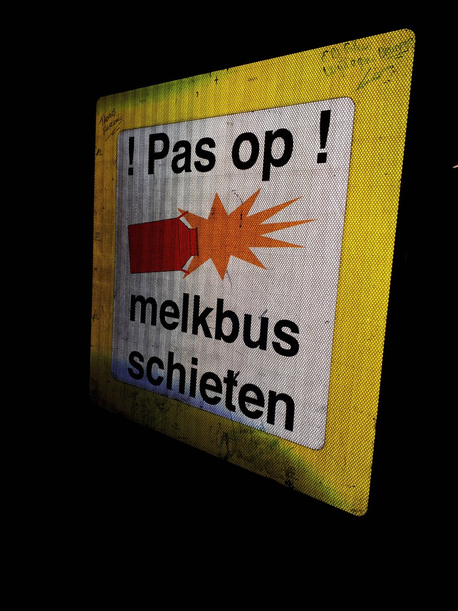 Schutters aan de Noordweg in #Brunnepe hebben voorbeeld gedrag laten zien waardoor deze traditie door jong en oud werd omarmd. 0 incidenten. Positieve stukken in de media gezien dus een trotse wijkagent hier... Even een paar uur slapen. Morgenochtend weer fris op de fiets!