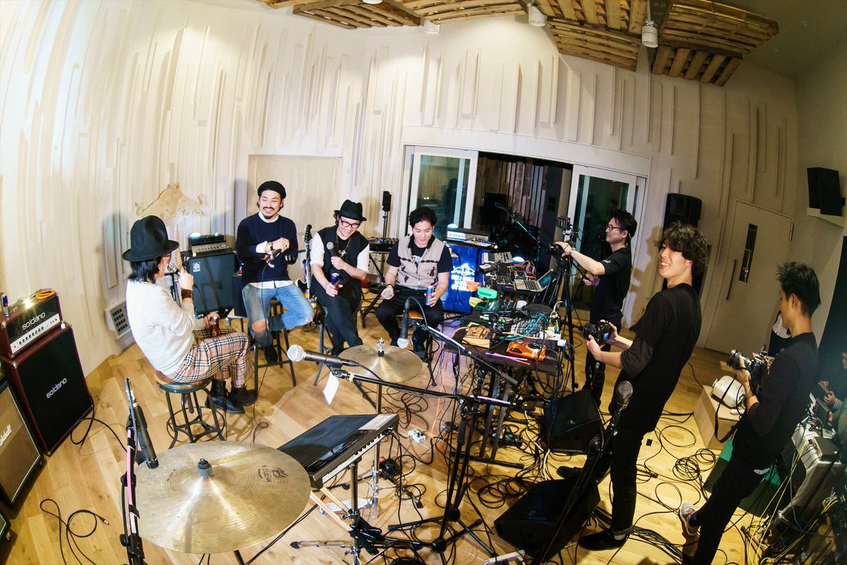 MUSlCSHARE's tweet photo. 視聴数はあまり気にしないと言いつつ、FRESH LIVEは13,000、Facebook LIVEは5,300を超えて素晴らしい〆となりました！さすがMUSIC SHARE激オシのバンドThe SAMOS！まだご覧になっていない方は是非年末年始にご覧下さいませ。https://t.co/AxCk7mbrJc
他にもFacebookページににたくさん写真ありますよ〜 https://t.co/hDZz0h7Xn5
