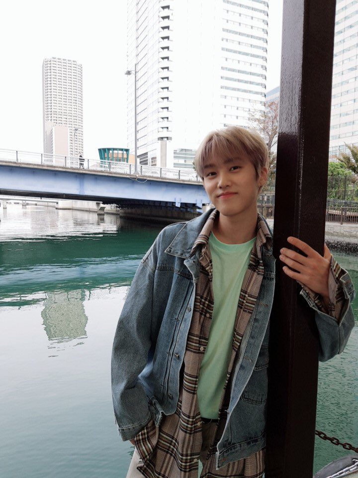 ITheBoyz_ITB's tweet photo. Udah selesai jogging
Alhamdulillah ada orang baik hati mau motoin Bang Jek di depan sungai cikapundung.

Nanti malam tahun baruan sama siapa?

-moonie https://t.co/itQBdHIKzy
