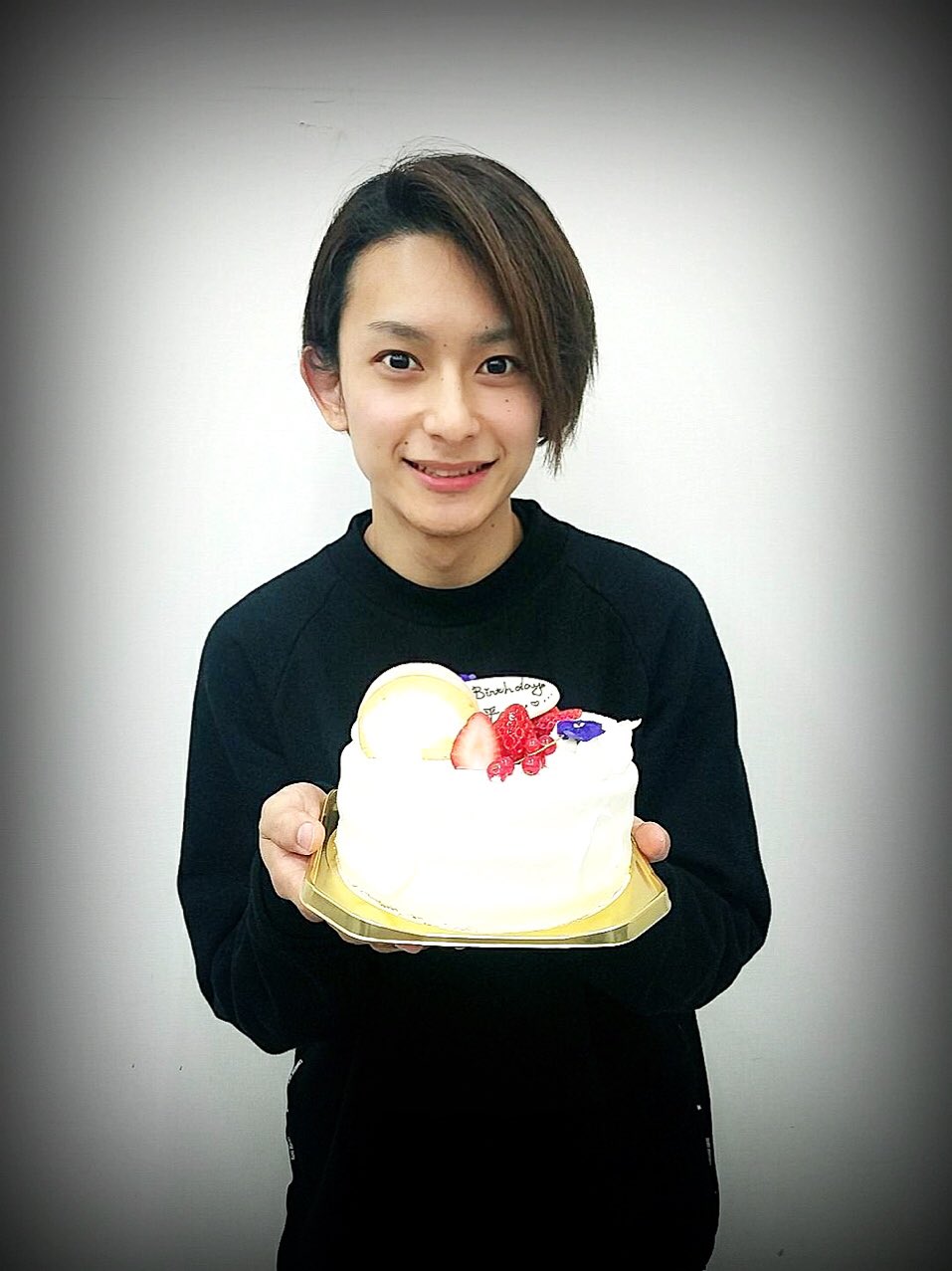 橋本祥平 無事に25歳になりました 今までは大晦日に誕生日ってなかなかお祝いされなかったんですけど 笑 このお仕事を始めてたくさんの方と出会いとても幸せな誕生日を迎えられております 皆様 25歳の橋本祥平も何卒よろしくお願い致します そして 橋本祥平 無事に25歳になりました 今までは大晦日に誕生日ってなかなかお祝いされなかったんですけど 笑 このお仕事を始めてたくさんの方と出会いとても幸せな誕生日を迎えられております 皆様 25歳の橋本祥平も何卒よろしくお願い致します そして