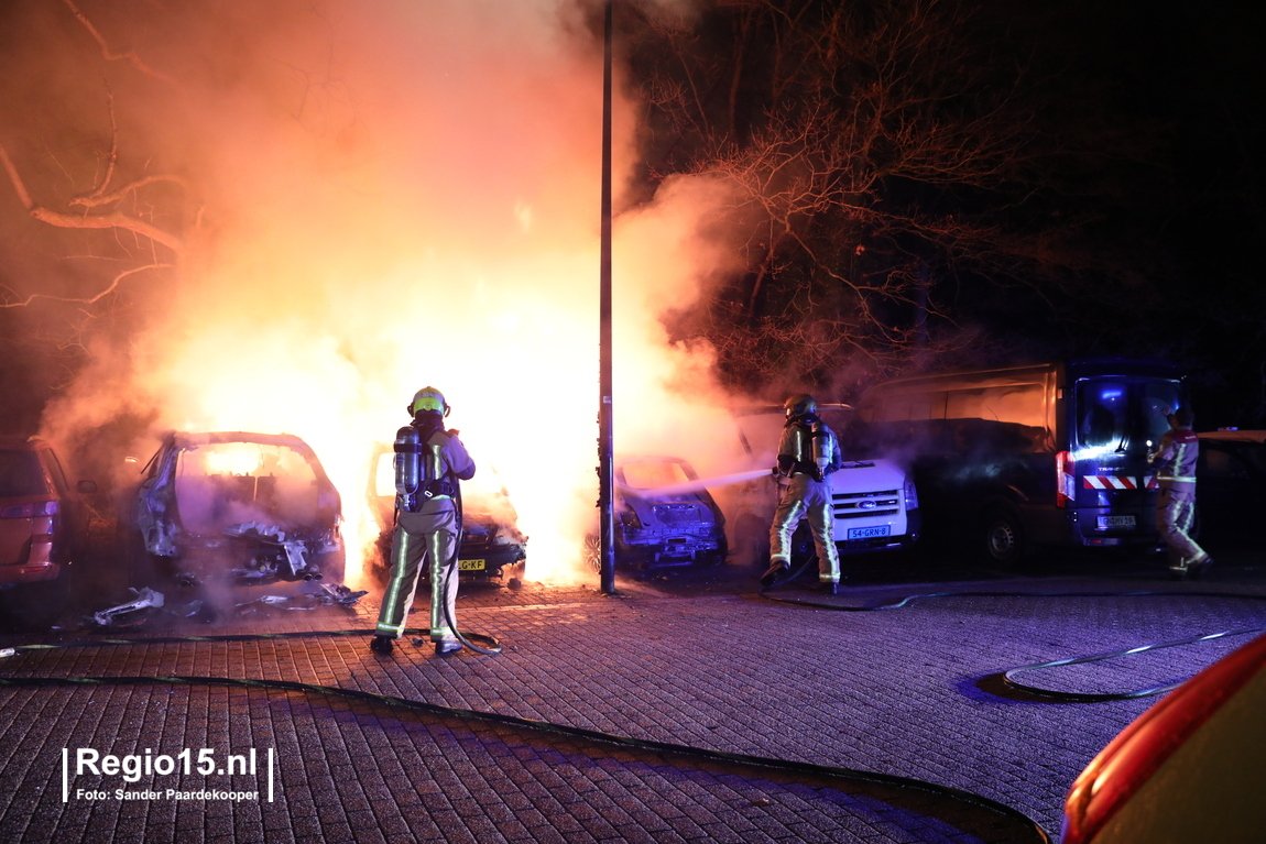 regio15's tweet photo. 4 auto’s uitgebrand en nog een 5e auto met brandschade op een parkeerplaats langs de Huis te Landelaan in Rijswijk. #on2018 #brandstichting https://t.co/sdxeFPUJ23