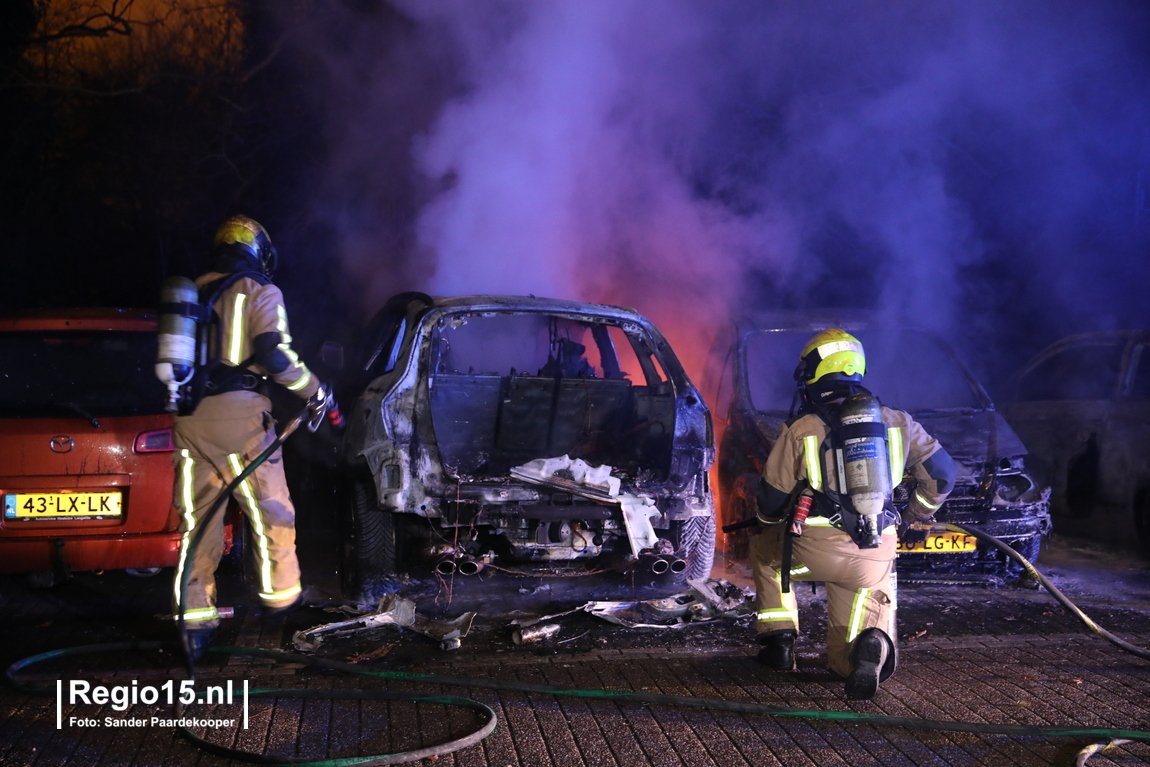 regio15's tweet photo. 4 auto’s uitgebrand en nog een 5e auto met brandschade op een parkeerplaats langs de Huis te Landelaan in Rijswijk. #on2018 #brandstichting https://t.co/sdxeFPUJ23