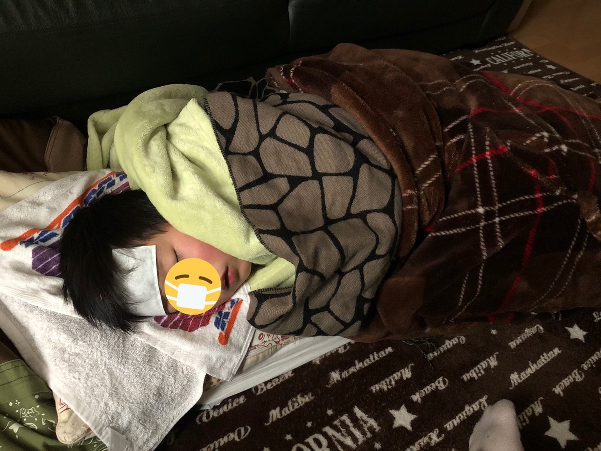 szk___yz's tweet photo. 年の瀬、、��さまいかがお過ごしでしょうか。
私は実家にお泊まりに行ってた坊やが今朝から高熱と連絡が来て、慌てて休日救急連れてくとインフルエンザでした。

寝正月の予定が本格的に寝正月になりそうです。
皆さまも風邪や感染症にお気を付けて。

ああ。かわいそう(´；ω；｀) https://t.co/sGLn1Xf3HC