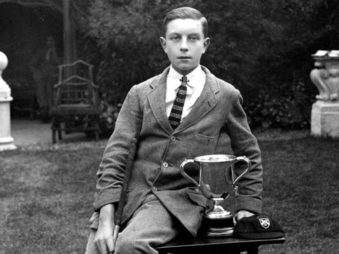 Young Henry Cotton. 37 wins, the first was at the Belgian Open in 1930 at the Belgian Royal Golf Club.
Thank you
#belgian
#golfhistory
#oldgolfpictures
#Golf
#GolfSwing
#golflife
#golfer
#golfing
#golfchat
#golfidols
#golfheroes
#Belgium
#europeangolf