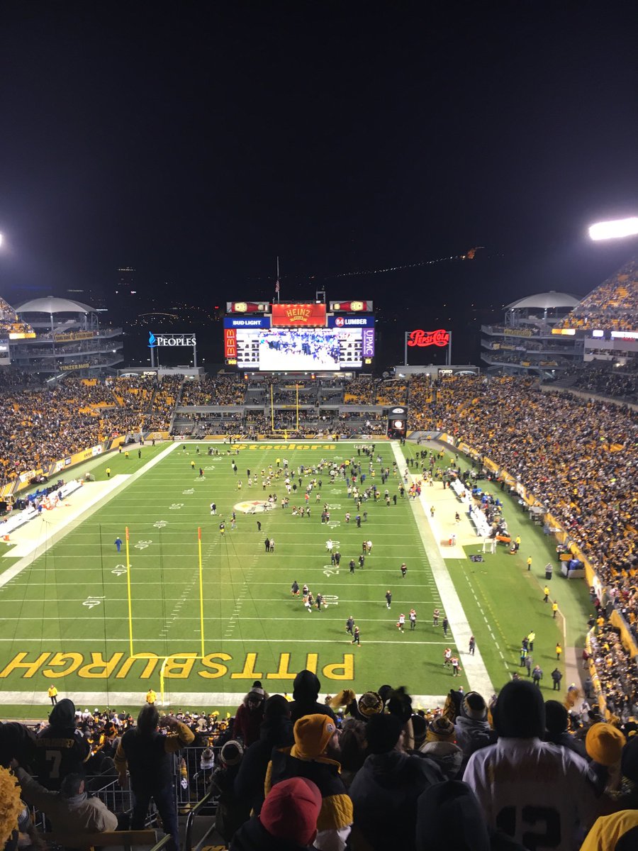 DWJGator's tweet photo. Browns game on the big screen—Steelers players on the field watching. What a scene. https://t.co/ZM9meMkmtE