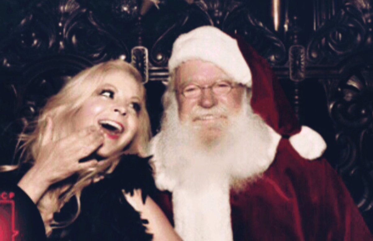 annemcdaniels's tweet photo. Continued Happy Holidays!
#tvhost #host #presenter #publicity #oncamera #interview #communications #personality #tvhostess #redcarpethost #redcarpetinterview #oncamerapersonality #events #hollywood #losangeles #femalehost #hosting #onset #films #television #camera #filmindustry https://t.co/g3KEWuLwSw