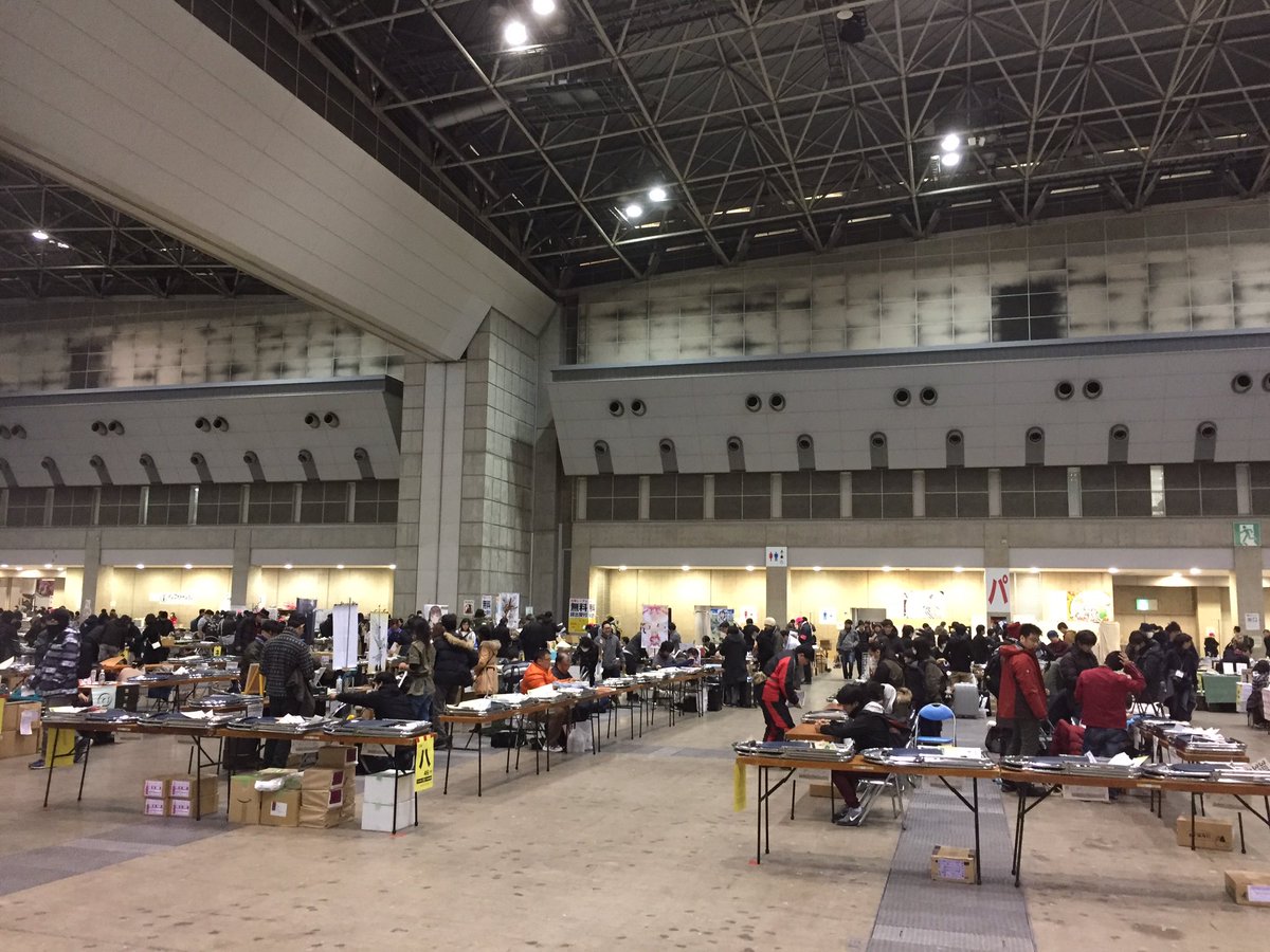 y62_sv's tweet photo. コミケ3日目、サークル参加〜〜
もう相当混んでますね（写真は1時間ほど前の様子です） https://t.co/LRlQv2Ucld