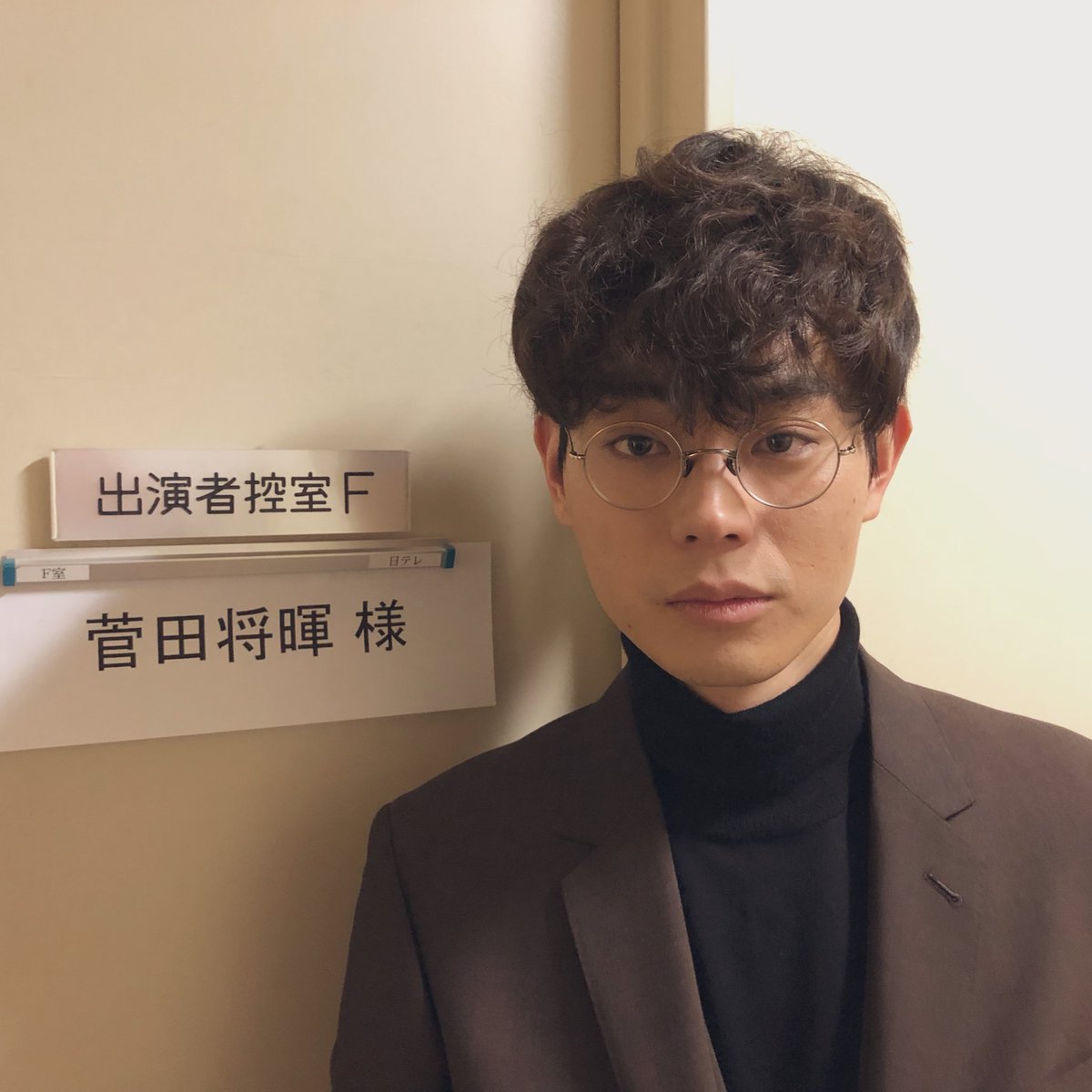 羊 V Twitter お顔がきれいすぎてエロすぎる ちょっと目の焦点が合ってなくて目つき鋭いのもえっちだしこんなえっちなメスお兄さん系美形教師 絶対生徒の性癖歪めるでしょ 隣にある名前でさえ卑猥に感じてきた