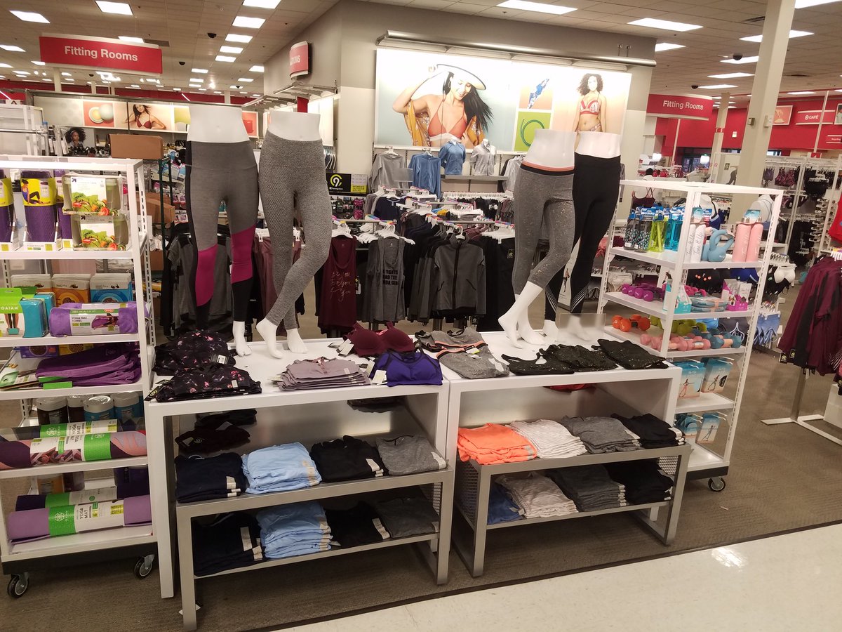 matt_jockl's tweet photo. Ashley and Jessica flexed their muscles yesterday flipping floorpads and expanding performace so that we would be ready for our guests today! #G192StrongFinish #workoutmotivation @tonypena @kjohnson_16 @nikesh_10 https://t.co/5jwNhaBRMX