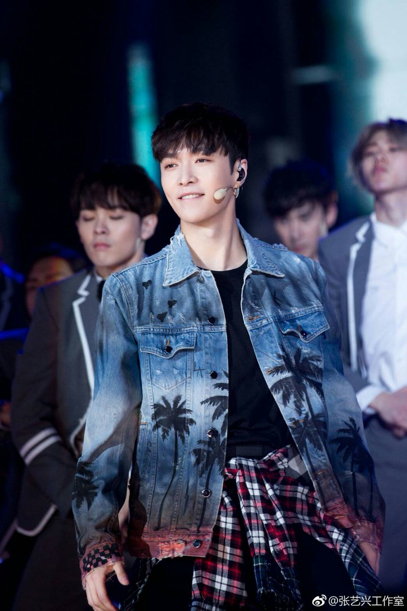 LeswanaRonna's tweet photo. Zhang Yi Xing ... You must stay strong. You have fans who are always there, never forget that Exol stays by your side. and still support you fully. @layzhang  #RespectForLayZhang https://t.co/csLk09RdxQ