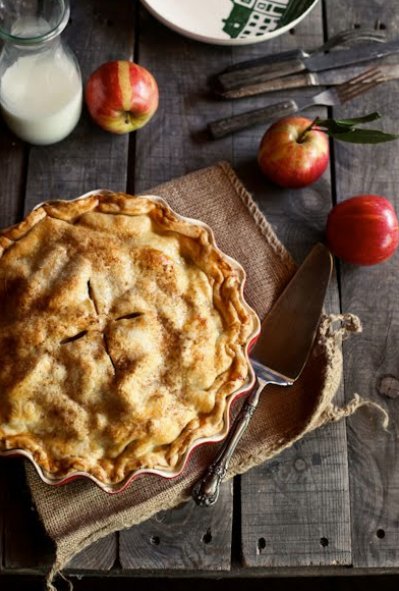 Apple pie is the best sort of pie! 🥧 It’s homey, gooey, familiar and always delicious! This recipe might take a while but it’s so worth it! ✨ bit.ly/2B3fCd8