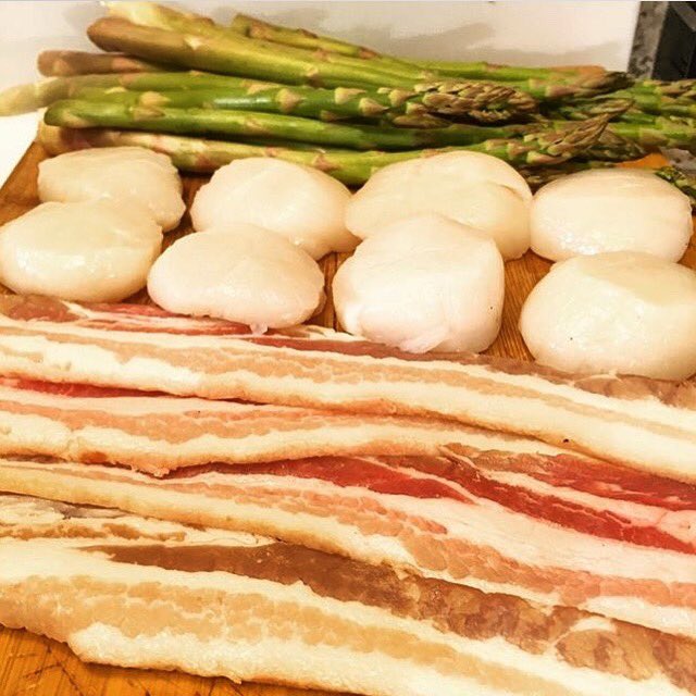 KitchenSprout's tweet photo. #PreNewYearsEveParty🥳 #HomeChef #BaconWrappedAsparagus #PanSearedScallops #SaffronRissotto #Foodporn #Foodie #Foodpics #GoodEats #GoodTimes #Celebrate #DrinkWine #CheersFromToronto🥂🥓🥂🥓🥂🥓 https://t.co/bUpVh7y2zF
