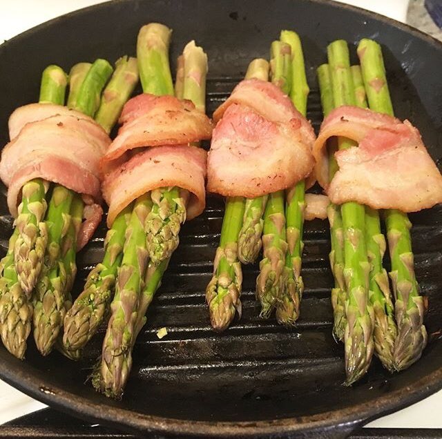 KitchenSprout's tweet photo. #PreNewYearsEveParty🥳 #HomeChef #BaconWrappedAsparagus #PanSearedScallops #SaffronRissotto #Foodporn #Foodie #Foodpics #GoodEats #GoodTimes #Celebrate #DrinkWine #CheersFromToronto🥂🥓🥂🥓🥂🥓 https://t.co/bUpVh7y2zF