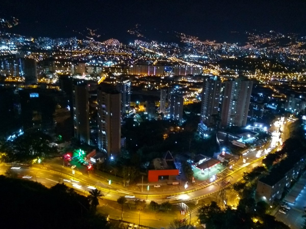 Canetes2011's tweet photo. #Medellín #anochecer #ciudaddelaeternaprimavera https://t.co/rBOY1b6rm0