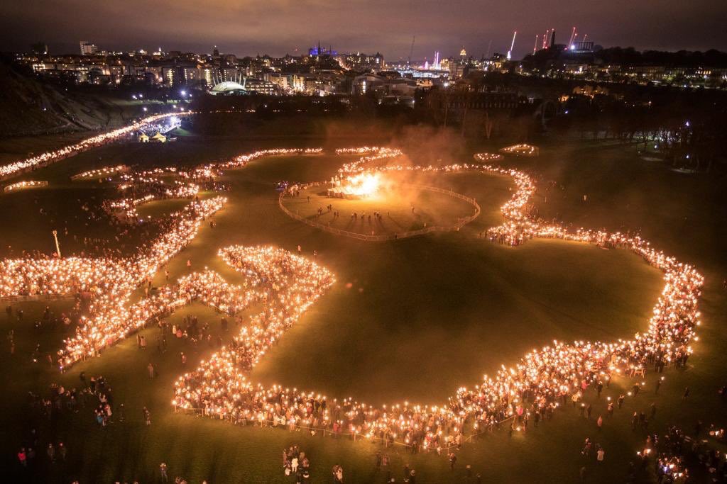 An Enlightened Scotland

Edinburgh began Hogmanay celebrations tonight with a torch lit outline of our country, as we send a message of solidarity with the EU 🏴󠁧󠁢󠁳󠁣󠁴󠁿🇪🇺