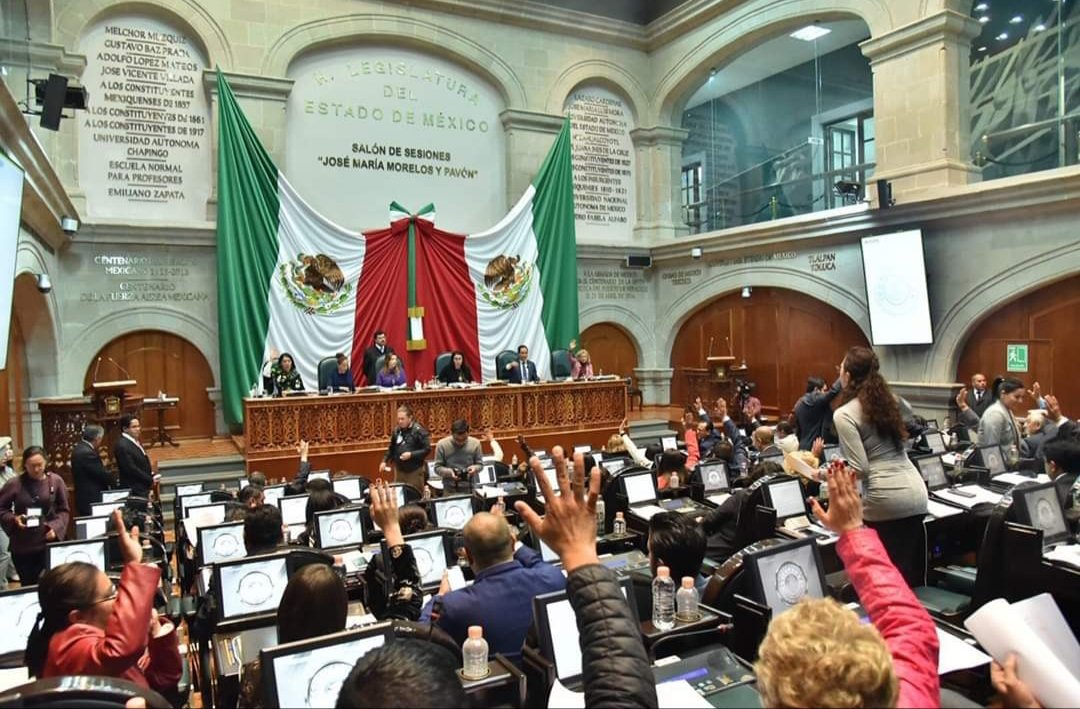 BrendaAguilarZ's tweet photo. Hoy en la #LXLegislaturaMexiquense se aprueba en el pleno los dictámenes del Paquete Económico 2019. 
¡Qué sea por el bien del Estado de México! 
@Legismex
#PaqueteFiscalEdoMéx2019 📚
#PRImero🇲🇽 https://t.co/un066vtvaU