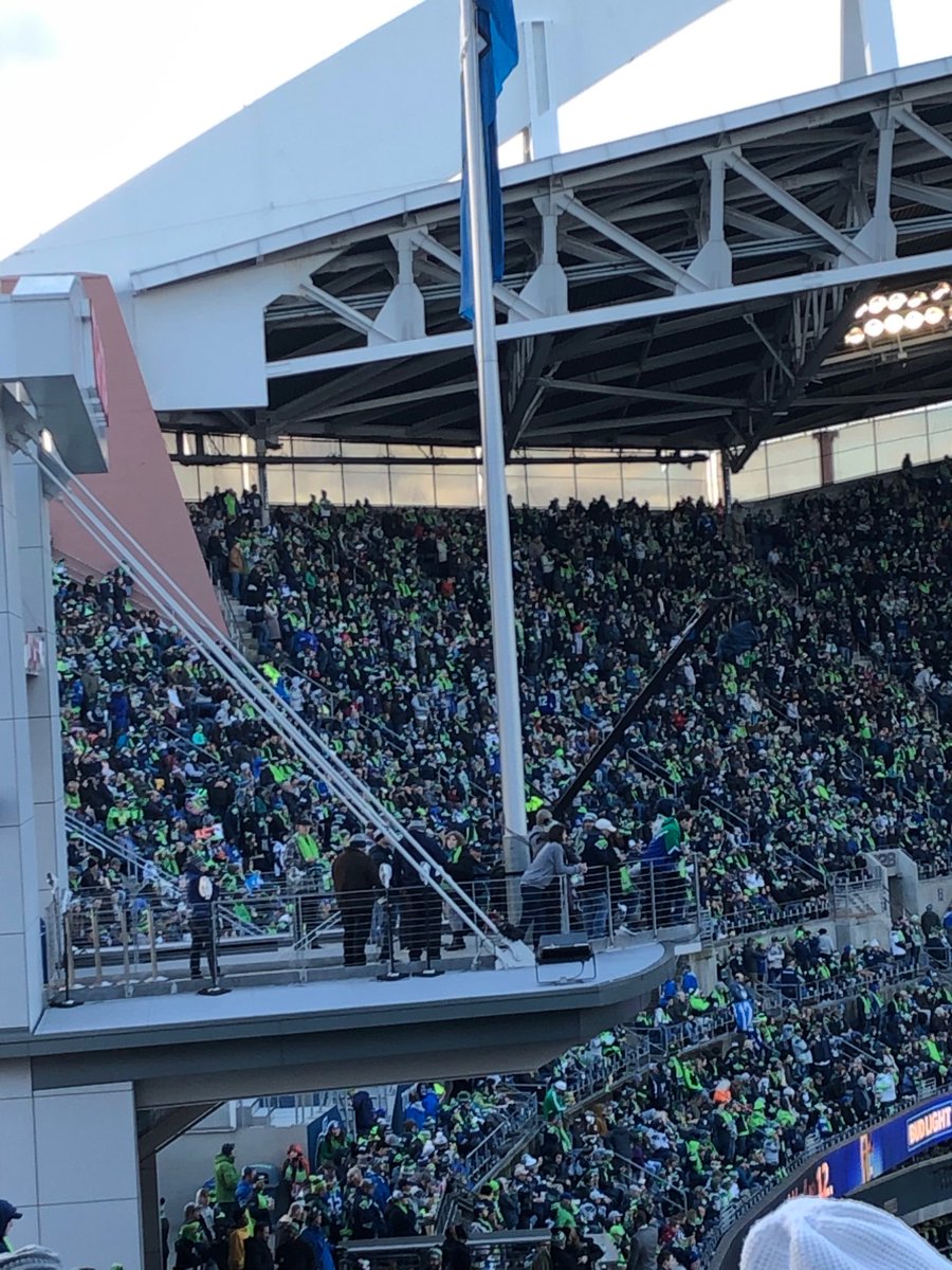 PhillSchmitt's tweet photo. So proud of @graypilots MESA students recognized as part of the Legion of Youth today at the Seahawk’s Season finale!

Huge thanks to @WashingtonMESA  @Seahawks &amp; @Boeing for their support of #STEM &amp; Washington’s youth. Hands down, these org’s are the best in the game - Go Hawks! https://t.co/qWrp5EcEEB