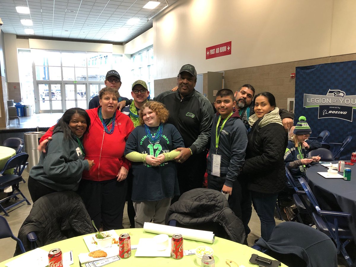 PhillSchmitt's tweet photo. So proud of @graypilots MESA students recognized as part of the Legion of Youth today at the Seahawk’s Season finale!

Huge thanks to @WashingtonMESA  @Seahawks &amp; @Boeing for their support of #STEM &amp; Washington’s youth. Hands down, these org’s are the best in the game - Go Hawks! https://t.co/qWrp5EcEEB
