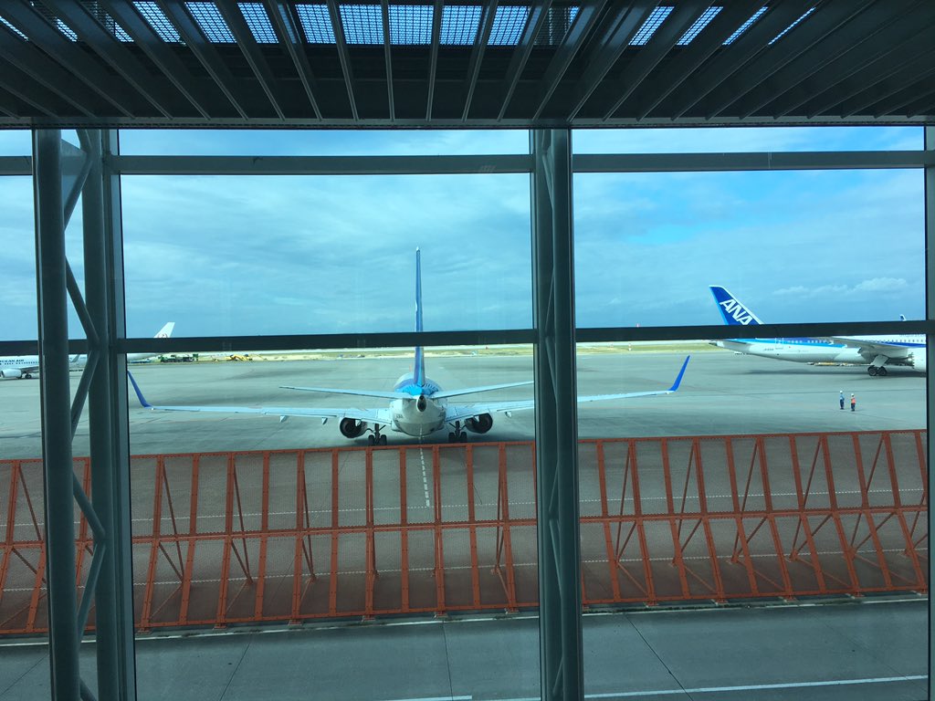 ryuto11f21's tweet photo. 今から東京に行きます！

ここで１つ豆知識

飛行機が滑走路に入る前に
整備士の方が手を振ってくれるのを
『グッバイ・ウェーブ』
というのですが、

あれを最初に初めてのは
沖縄、那覇空港の整備士の方だそうです！

温かい気持ちって次第と人に伝わってくように、今ではほとんどの空港で見られます https://t.co/LMD8Qxbe4C