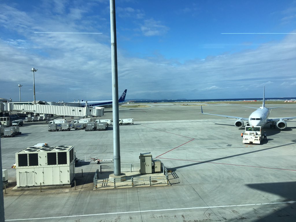 ryuto11f21's tweet photo. 今から東京に行きます！

ここで１つ豆知識

飛行機が滑走路に入る前に
整備士の方が手を振ってくれるのを
『グッバイ・ウェーブ』
というのですが、

あれを最初に初めてのは
沖縄、那覇空港の整備士の方だそうです！

温かい気持ちって次第と人に伝わってくように、今ではほとんどの空港で見られます https://t.co/LMD8Qxbe4C