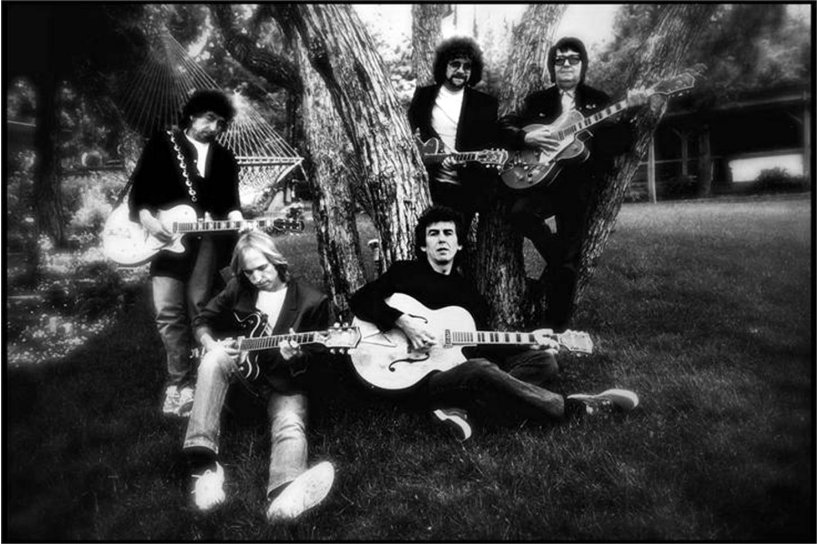 Happy birthday to Traveling Wilbury Jeff Lynne 
A great portrait by Neal Preston 