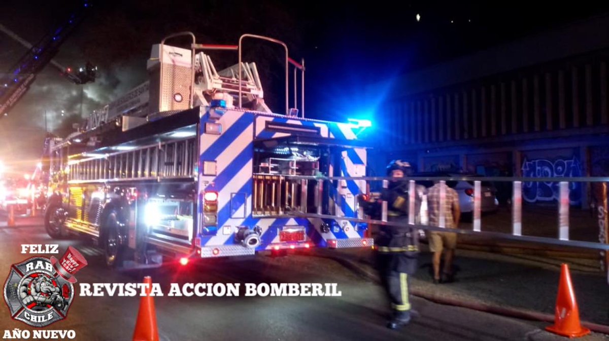 RABCHILE's tweet photo. BOMBEROS SANTIAGO

Ahora #Rab1 se encuentra en 3ra alarma de incendio estructural en Calle Loreto y Santa Filomena.

Unidades: B-2 B-1 Q-8 BT-3 B-13 B-4 Q-7 MX-13 Z-2 H-18 RX-6 B-9 X-3 S-2 K-3 K-2 B-10 K-1 B-14 B-22 MX-15 Q-12

#Rab
#RevistaAccionBomberil
#BomberosDeChile https://t.co/vTO0PLtg2l