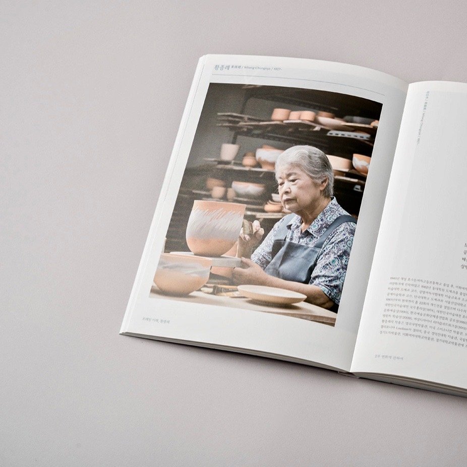 KACYYOM's tweet photo. Sundays are for rest, reflection and art

Whang Chong-Nye, female Korean traditional-modern ceramist. Image from MMCA (National Museum of Modern and Contemporary Art, Korea.

#TraditionalModern #KoreanArt #KoreanCeramist #FemaleCeramist #Inspiration https://t.co/UvyJIFfA91