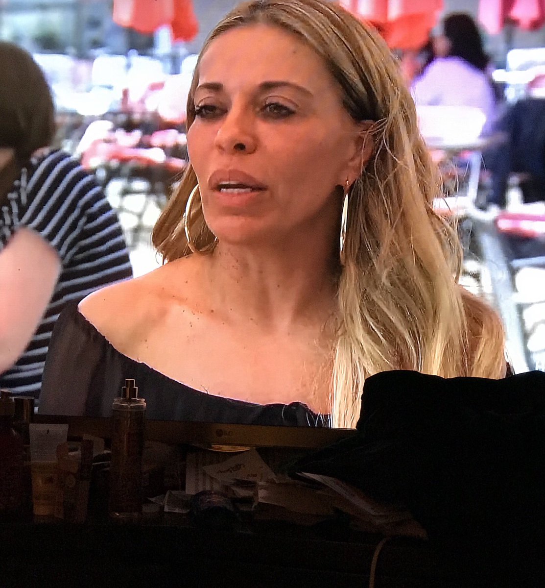 BiatchPuhleez's tweet image. What is happening! Necklace no necklace-diff people in back ground - all edited mid sentence changes ~These pics were snapped 2 secs apart. 🥴 #editingfail happened like 15 times! Makinmecrazy! #RHONJ #RHNJ @Andy