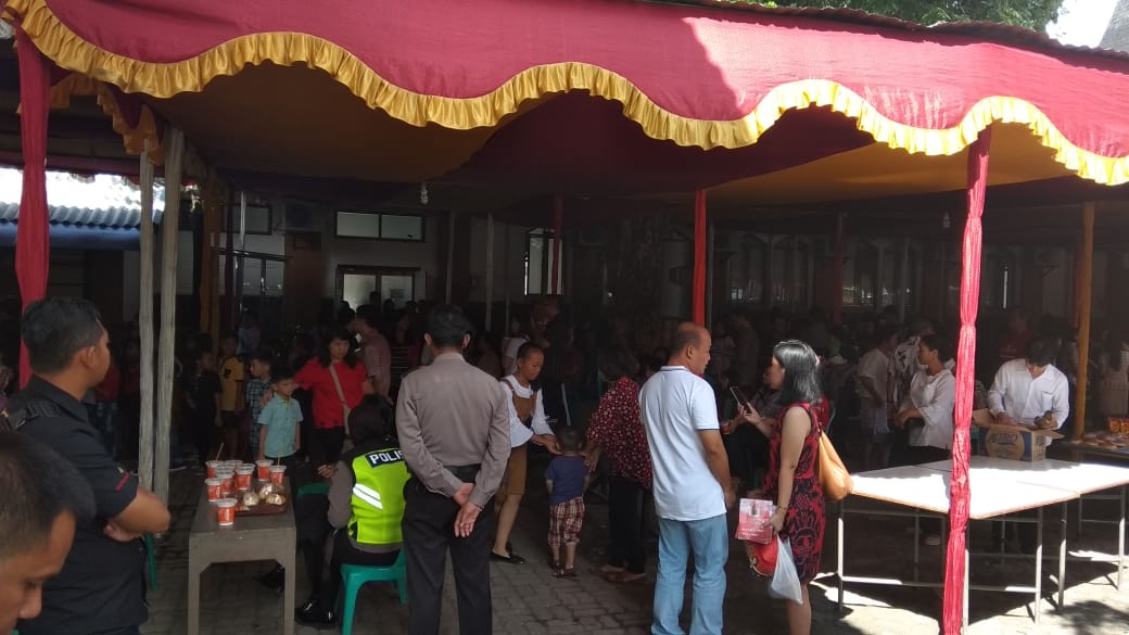 PolPP_Tegalkab's tweet photo. #LatePost
Pengamanan giat Misa Natal 2018 di Gereja Maria Immaculata Slawi bersama petugas Lintas sektoral @polrestegalkab @pendim_tegal @kwarcabtegal @DishubTegalKab @umiazizah60 @KominfoSlawi @satpolpp_jateng #OLC2018 https://t.co/G5pSJmo3Ut