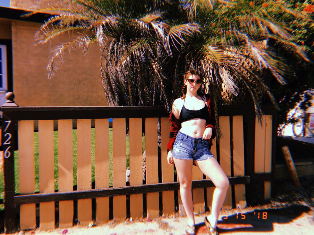 KatelynRFluke's tweet photo. Could I get whiter? Possibly yes... https://t.co/xXVGGz4l3t