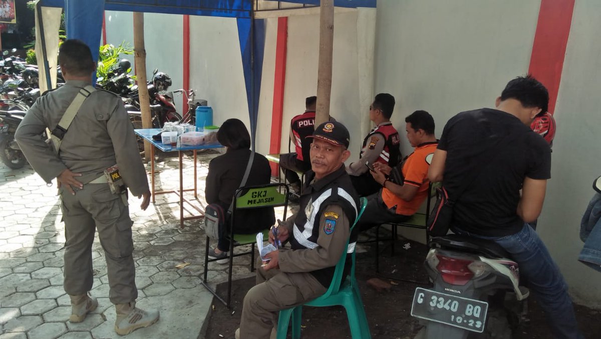 PolPP_Tegalkab's tweet photo. #LatePost
Pengamanan giat Kebaktian Natal 2018 di GKJ Mejasem Kramat bersama petugas Lintas sektoral @polrestegalkab @pendim_tegal @kwarcabtegal @DishubTegalKab @umiazizah60 @KominfoSlawi @satpolpp_jateng #OLC2018 https://t.co/x6mnm68bHU