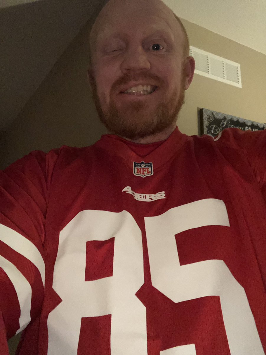 RandyJarz's tweet photo. Congrats @gkittle46 on your receiving record this season!  Good timing on your @49ers jersey for Christmas!!  #hawkeyes #49ersfaniniowa https://t.co/hlu8m5hKkj