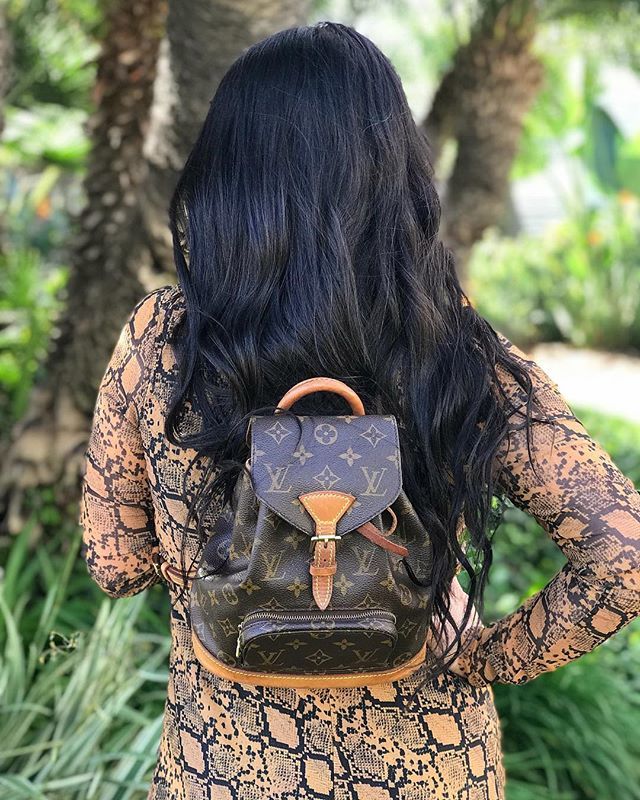 Sunny Sunday’s, wishing we were back in Cali and not snowed in! ☀️❄️15% off through tomorrow with code 2019. DM me with any questions at all. #sunday #sundayfunday #louisvuitton #louisvuittonforsale bit.ly/2Tmi0Vv