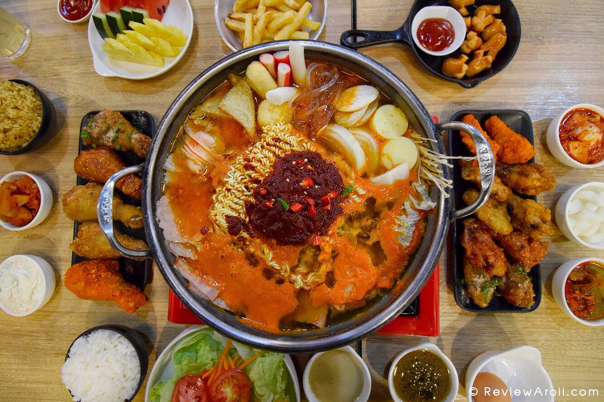 ReviewAroii's tweet photo. บุฟเฟ่ต์มาม่าหม้อไฟ ไก่ทอดเกาหลี 199 บาท!! ร้าน Chon King @ เซ็นเตอร์วัน ทานได้ 90 นาที คุ้มกว่านี้มีอีกไหม!! (+ น้ำรีฟิล 39 บ.)

#หม้อไฟ มีซุปเผ็ดกับซุปหวานให้เลือก พร้อมเนื้อ ผัก อื่นๆ ถึง 18 รายการ

#ไก่ทอด มีน่องและปีกใน 5 รสชาติ ฮอท จิ้มแจ่ว สวีทชิลลี่ การ์ลิค และแซ่บกิมจิ https://t.co/VEL7Euutsw