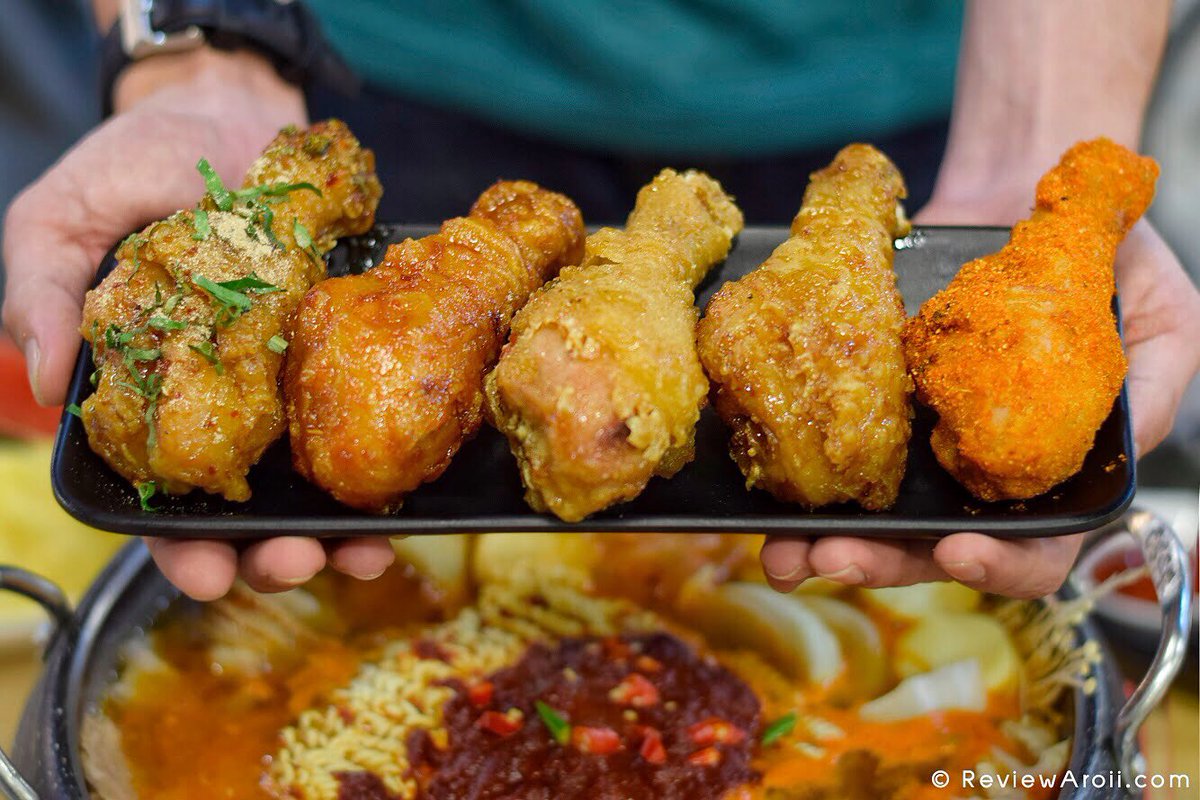 ReviewAroii's tweet photo. บุฟเฟ่ต์มาม่าหม้อไฟ ไก่ทอดเกาหลี 199 บาท!! ร้าน Chon King @ เซ็นเตอร์วัน ทานได้ 90 นาที คุ้มกว่านี้มีอีกไหม!! (+ น้ำรีฟิล 39 บ.)

#หม้อไฟ มีซุปเผ็ดกับซุปหวานให้เลือก พร้อมเนื้อ ผัก อื่นๆ ถึง 18 รายการ

#ไก่ทอด มีน่องและปีกใน 5 รสชาติ ฮอท จิ้มแจ่ว สวีทชิลลี่ การ์ลิค และแซ่บกิมจิ https://t.co/VEL7Euutsw