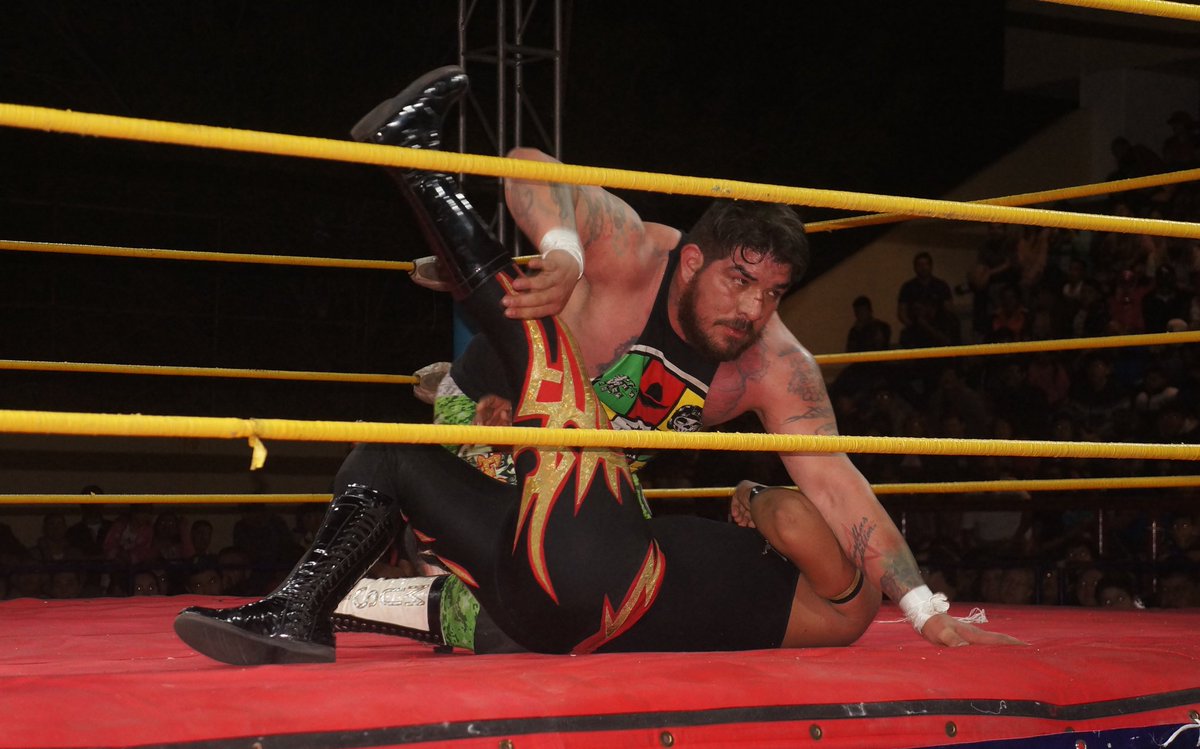 Abelardo_Meza's tweet image. En la segunda lucha de la noche, la cual fue premiada con dinero, @freserojr_vip y #TigreBlanco impusieron condiciones ante #WilberthExtreme y #FlashBoy. Como referee para este duelo se contó con la presencia del reptil más fino, el incomparable @MrIguana.