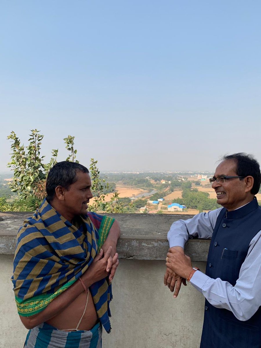 आज धौलीगिरी में सम्राट अशोक के कलिंग के युद्ध की, पूर्णतः रकतरंजित नदी की, और उसके बाद उनके बौद्ध धर्म अपनाने की कथा सुनी। 

सुन कर विचार आए जो मैं आप के साथ साझा कर रहा हूँ...