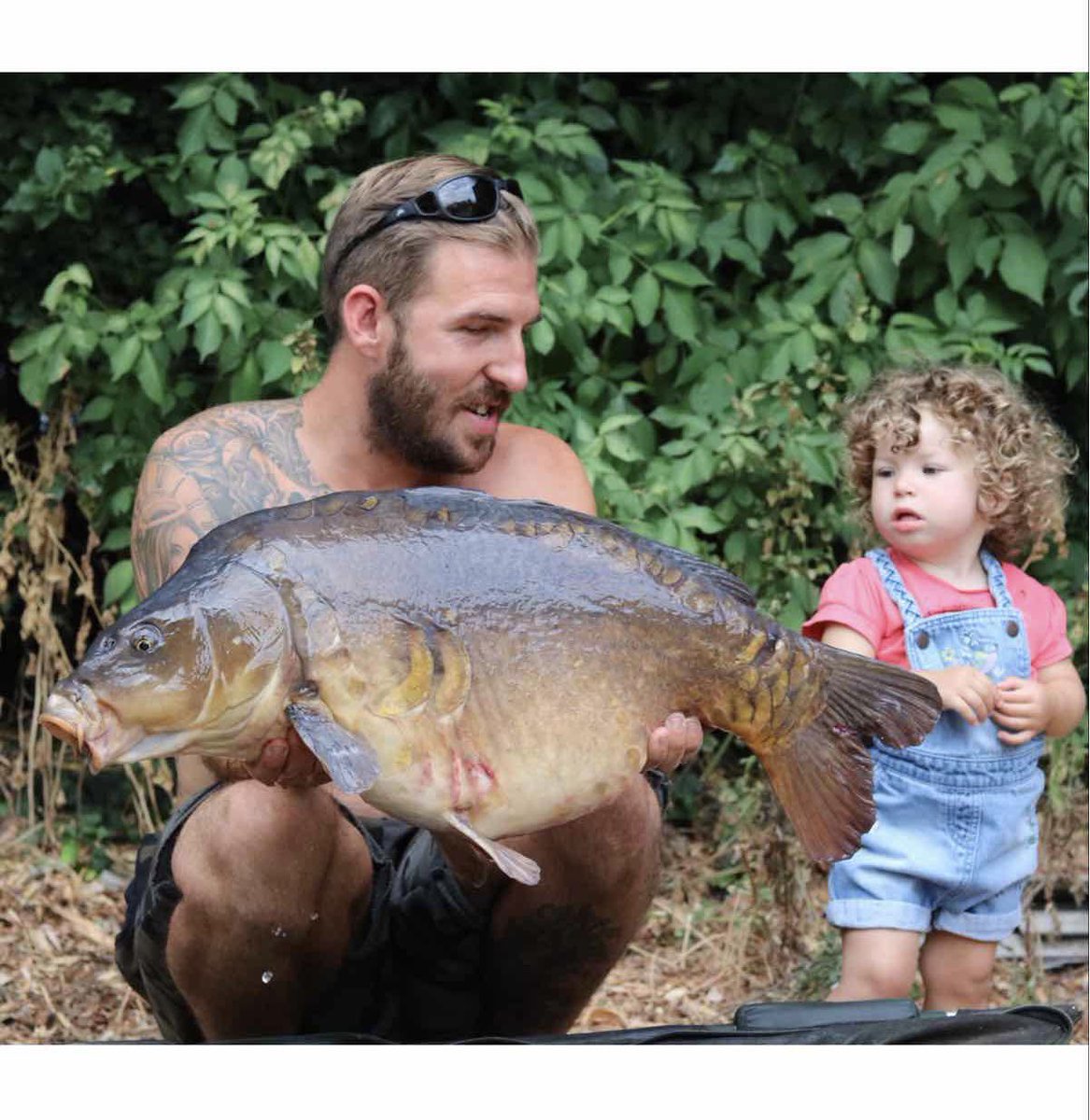 Rowe_26's tweet photo. Hope everybody has a great New Year !
Best Wishes and Tight Lines for 2019 π£
#MainlineBaits #AtomicTackle #NoHype https://t.co/XTME7zPPFS