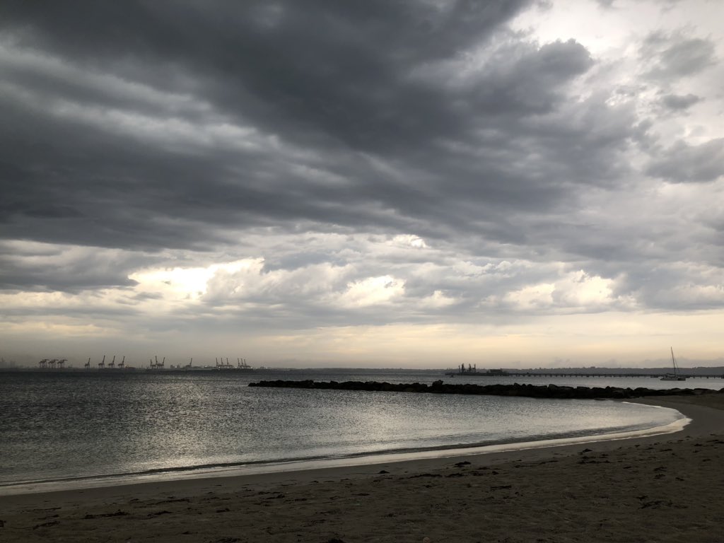 AnnaParadowska1's tweet image. Almost every year we waiting at Kurnell 🏖 for the best Sydney🎇fireworks🎆 show &amp;amp; for the 1st time the weather is discouraging😱 ... Is getting a bit extra exciting with additional lightning ⛈ How 😎 that my visiting family from 🇬🇧 is not discouraged🤣🥳🤪#NYE2019 #emptybeach