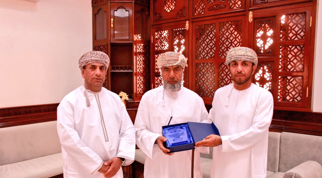 moi_dhr's tweet photo. #يحدث_الآن
#بلديات_الظاهرة تكرم الفاضل سليم بن هويشل الجساسي صاحب حملة الجساسي للحج والعمرة على تعاونه في دعم الفعاليات والأنشطة التي تنفذها بلديات محافظة الظاهرة https://t.co/18xHFwm0dZ