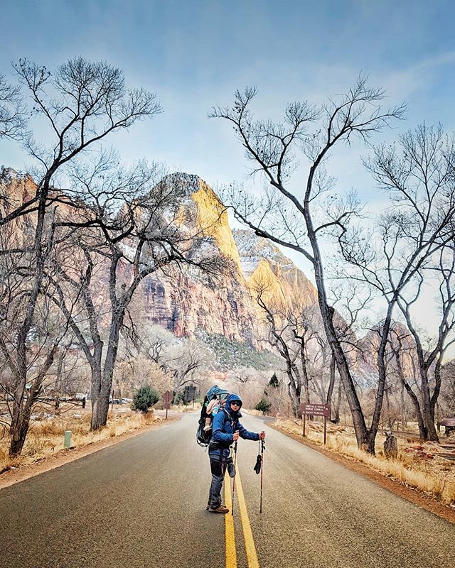 samlimstudio's tweet photo. Hiking with my buddy. 
#hiking_daily #zionnationalpark #backpackinggear #mydeuteradventure @deuter https://t.co/Ej6JKN1PnS https://t.co/3kfe2rm4hr