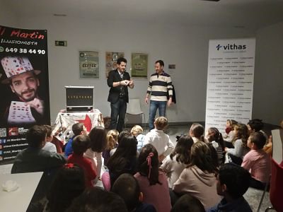TSNESevilla's tweet photo. El Hospital Vithas Nisa Sevilla celebró el Vithas Family Day, una iniciativa donde unos 65 niños, padres, madres y abuelos pudieron conocer el lugar de trabajo de los empleados de este centro hospitalario. https://t.co/4rbvBljCPr