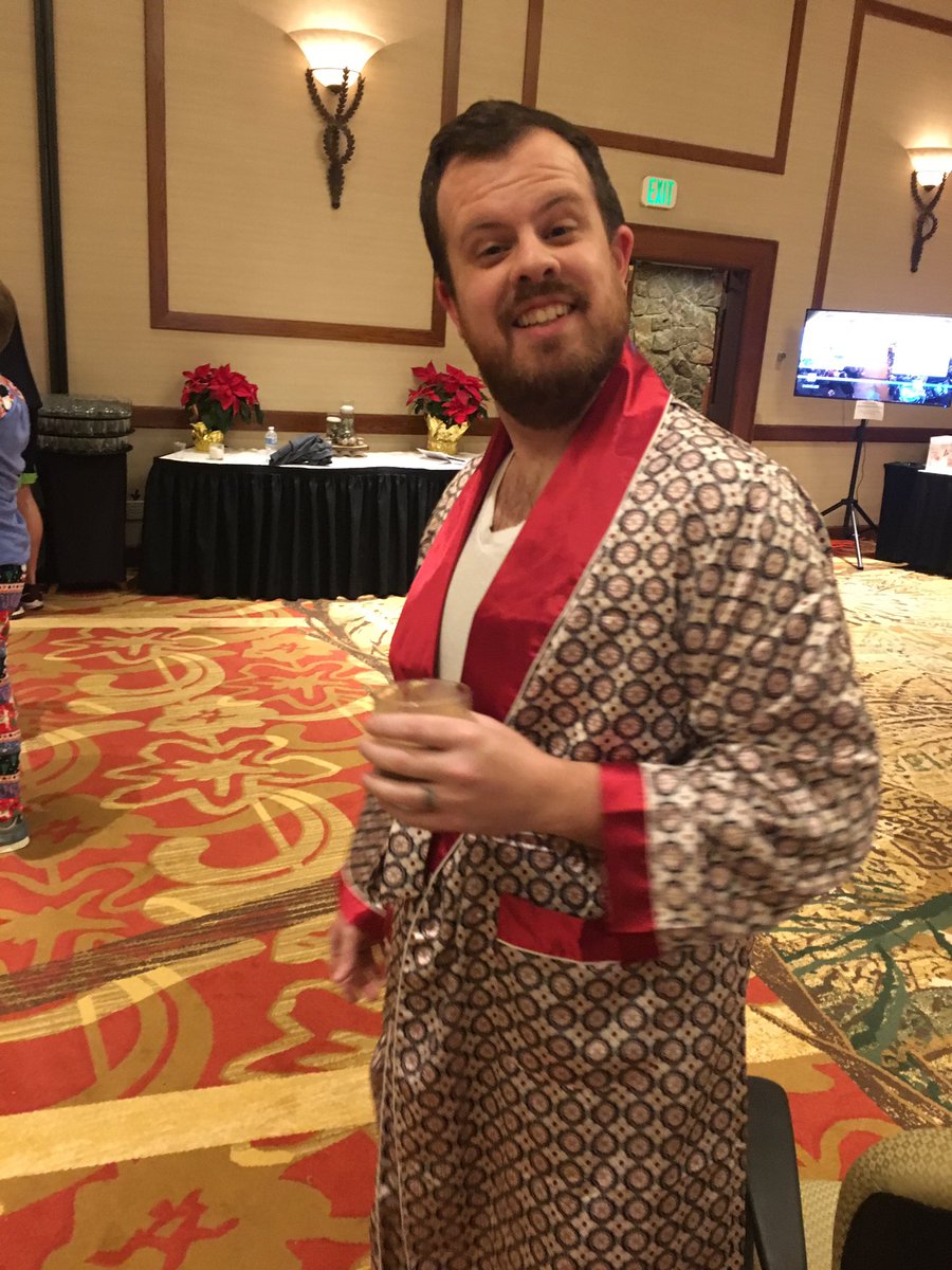 PhotoCasey's tweet photo. ??? #friendssummit2018 https://t.co/kveNq7Bo1L