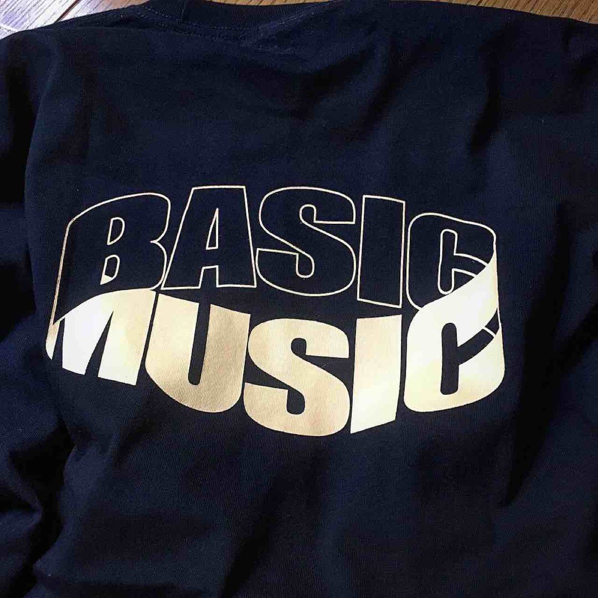 bambi1928's tweet image. 買い納めはずっと何年も前から欲しかったレーベルのTシャツ。ロゴデザインがカッコよすぎる。しかも愛のままにver.。一回もライブ見たことない人のグッズ買うなんて初めてだ。来年は見てえ。

#basicmusic
#basi
#韻シスト
#唾奇
#愛のままに