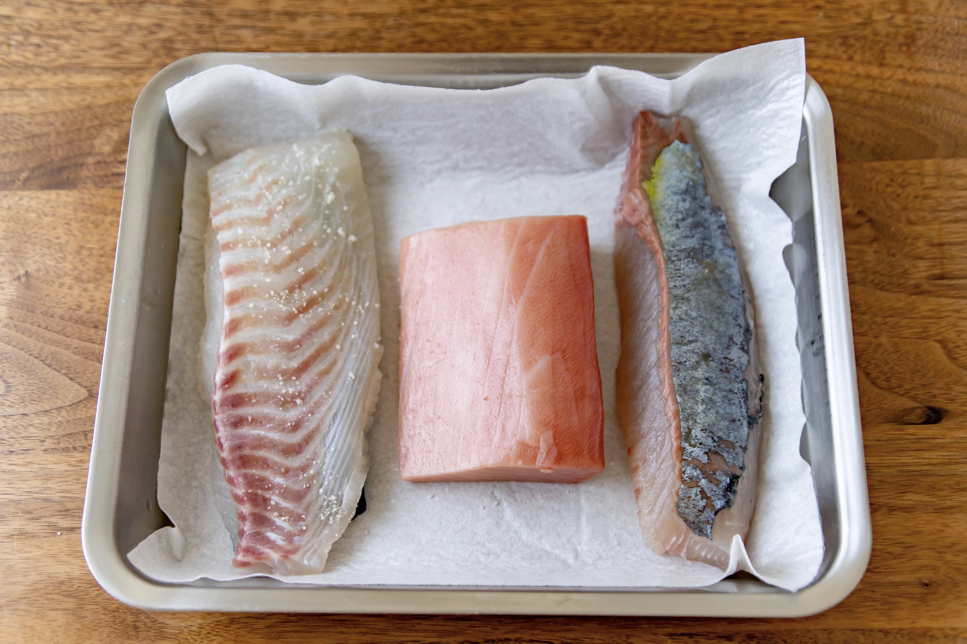 ぶち猫 お刺身は 真鯛 中トロ シマアジと雲丹 真鯛は昆布締めにして その他のお刺身 は吸水シートで包んで真空パック キッチンペーパーで包んだわさび カボス等の薬味と一緒に野田琺瑯の大きいタッパーにまとめておきます T Co 45xi72ctg5