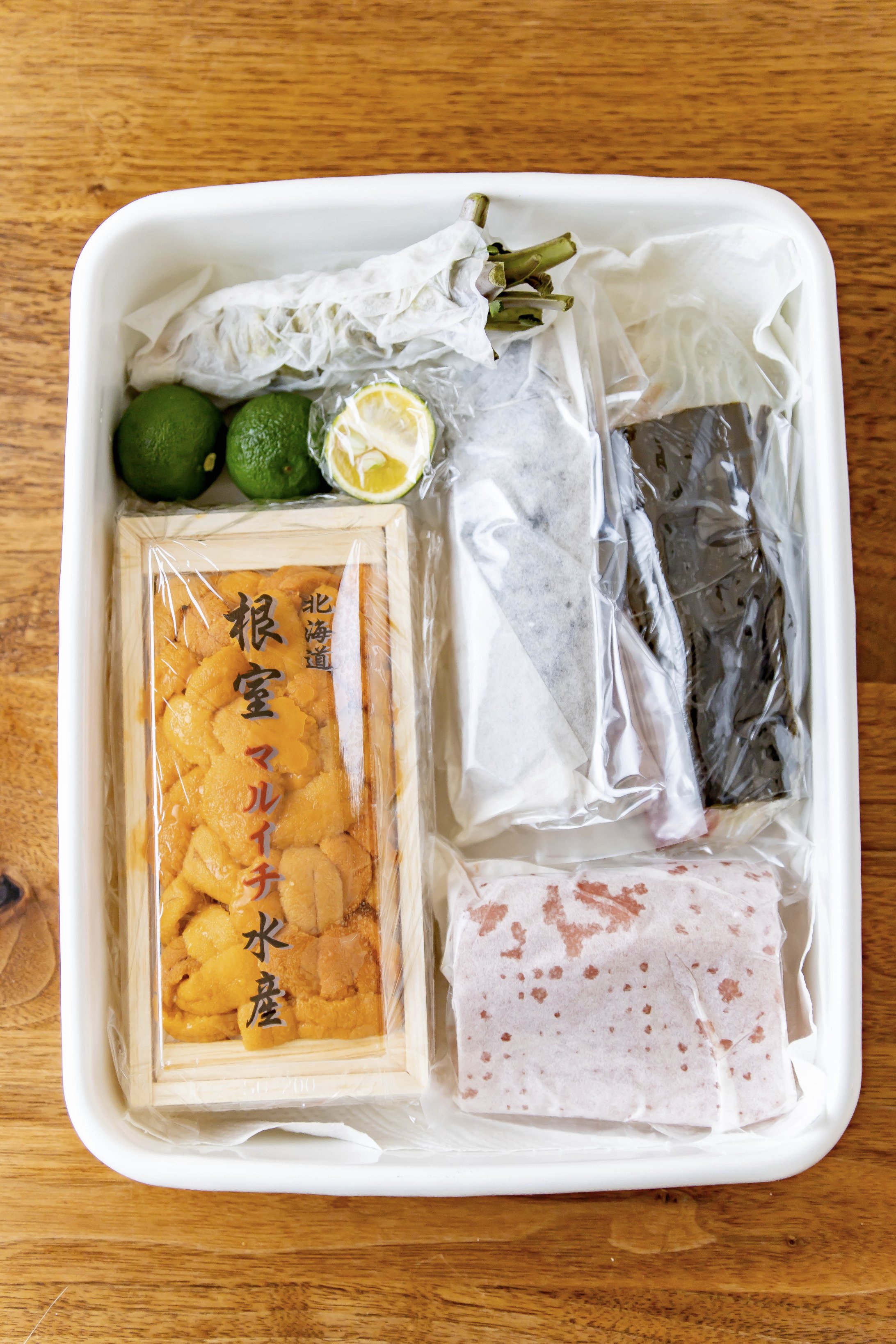 ぶち猫 お刺身は 真鯛 中トロ シマアジと雲丹 真鯛は昆布締めにして その他のお刺身 は吸水シートで包んで真空パック キッチンペーパーで包んだわさび カボス等の薬味と一緒に野田琺瑯の大きいタッパーにまとめておきます T Co 45xi72ctg5