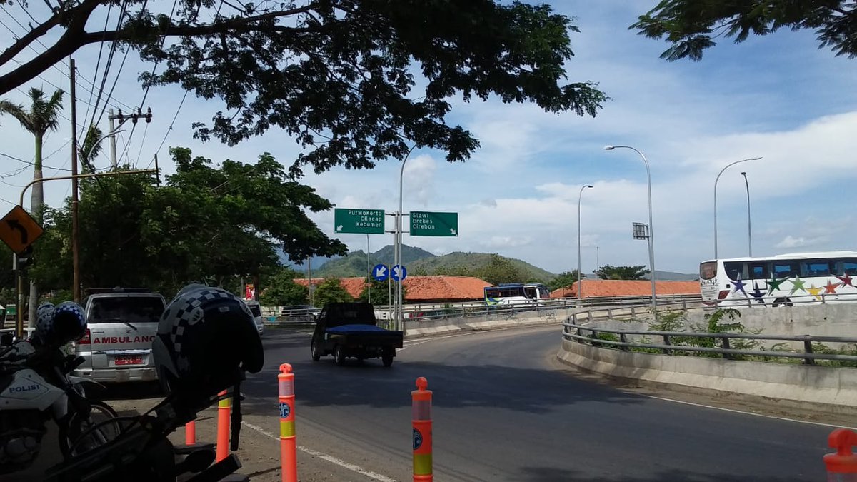 PolPP_Tegalkab's tweet photo. Pantauan Pos Pengamanan Natal 2018 dan Tahun Baru 2019 jalur selatan Klonengan Margasari hari ini @polrestegalkab @PemkabTegal @HumasTegalkab @KominfoSlawi @kwarcabtegal @dinkestegalkab @satpolpp_jateng #OLC2018 https://t.co/h7b6jI8ksD