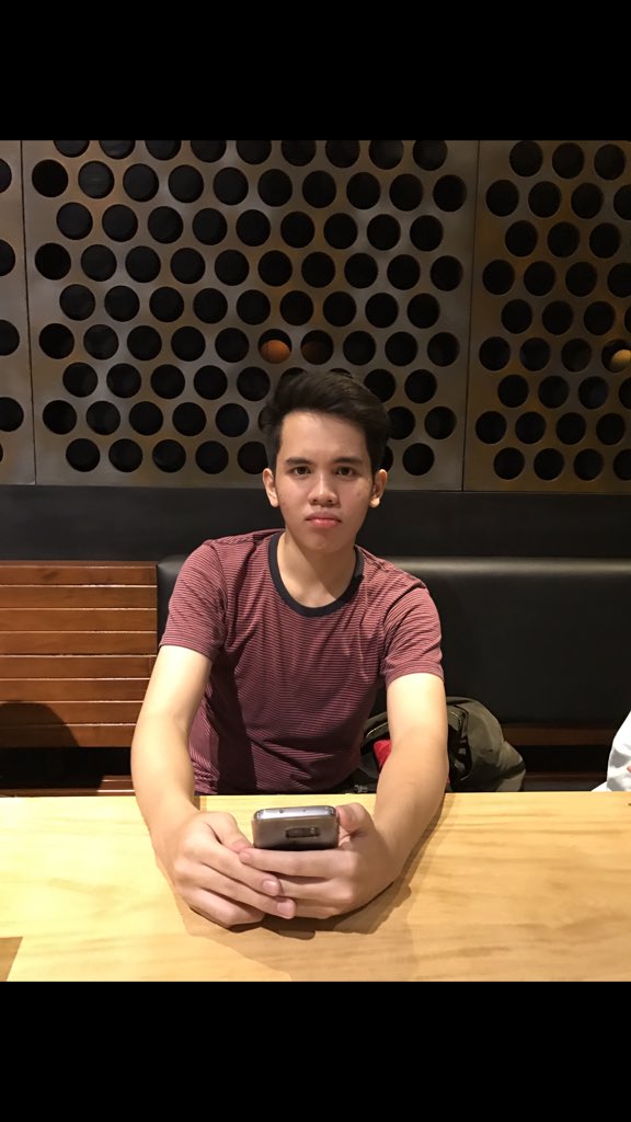 Reineriooo's tweet photo. Wtf is this 2017 me vs 2018 me https://t.co/oDn3YPvdFe